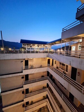 Fachada da propriedade à noite