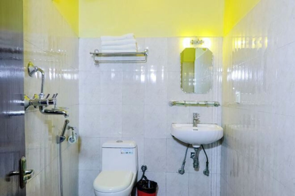 Douche, douche à « effet pluie », chaussons, bidet