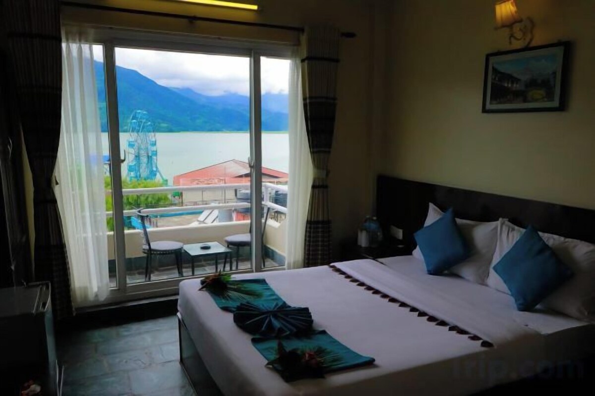 Premium bedding, WiFi (free), bed sheets