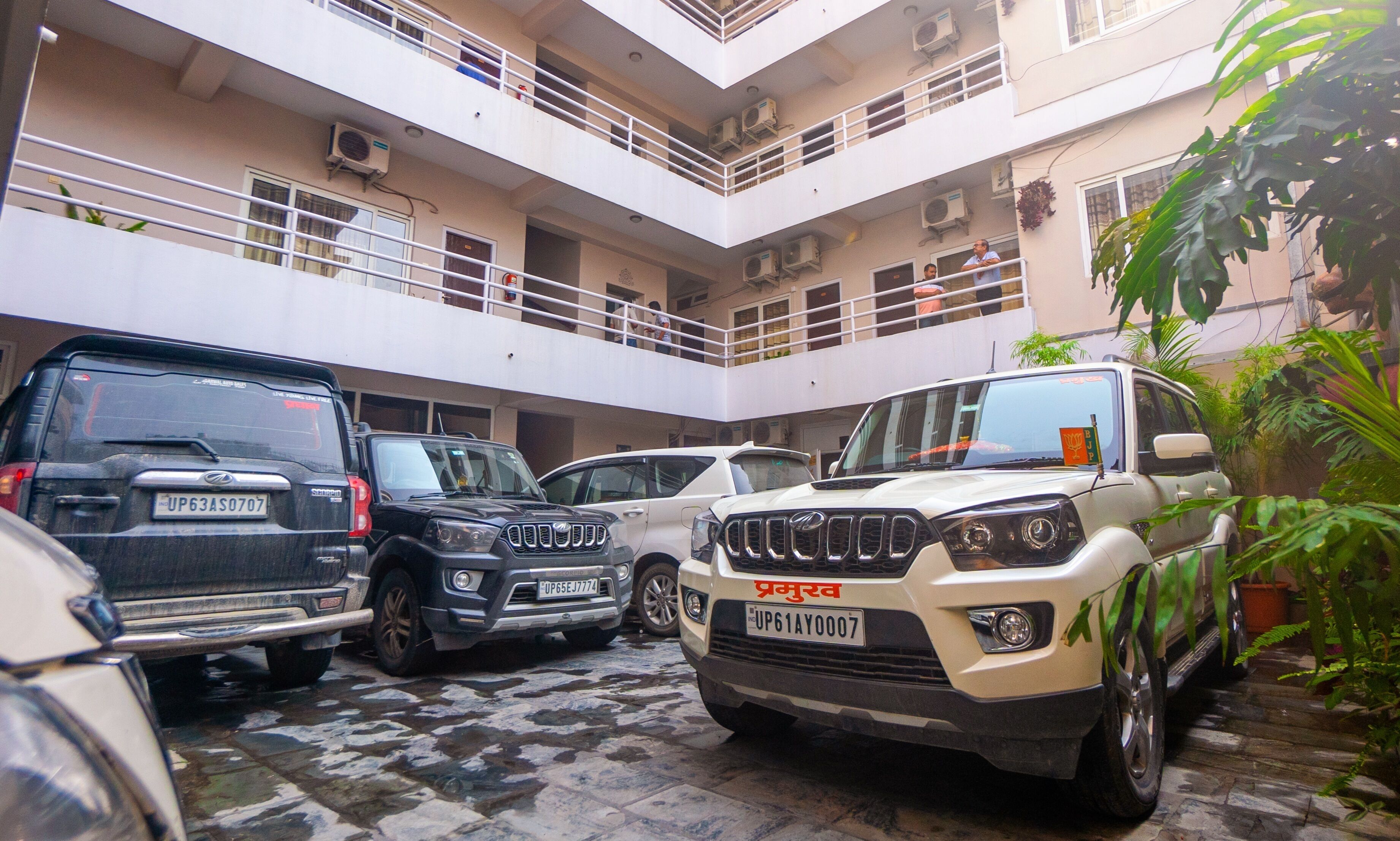Un parcheggio multipiano con diversi SUV parcheggiati.