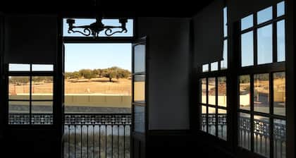 EDIFICIO HISTORICO CON PISCINA Y CHIMENEA EN FINCA DE ENCINARES Y DEHESAS