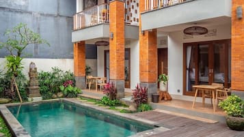 Piscina externa, funciona das 7h às 20h, guarda-sóis, espreguiçadeiras