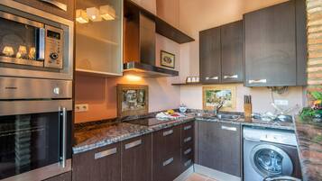 Geladeira, micro-ondas, fogão, cafeteira/chaleira