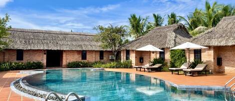 3 kolam renang terbuka, payung kolam, kerusi lepak pantai