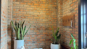 Familjerum - 2 sovrum | Badrum | Badkar och dusch, regndusch, hårtork och badrock