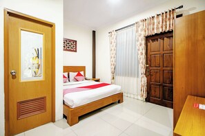 Desk, free WiFi, bed sheets - Super OYO 250 De'gadri Ndalem (Kasihan)