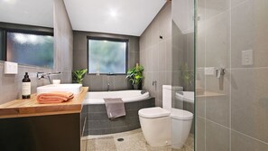 Douche, baignoire à jets, sèche-cheveux