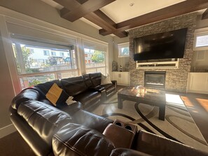 Smart-tv, een open haard en een printer