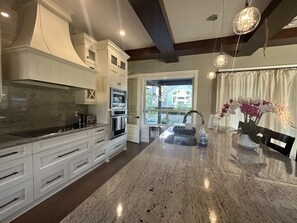 Fridge, microwave, oven, stovetop - Your Spacious Vacation Home (Surrey)