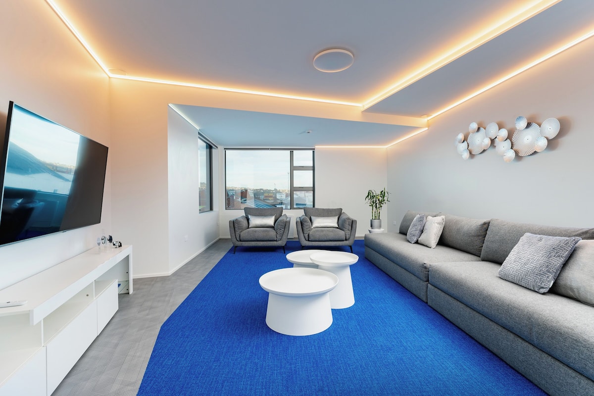 1 habitación, espacio para trabajar con laptop y cortinas blackout