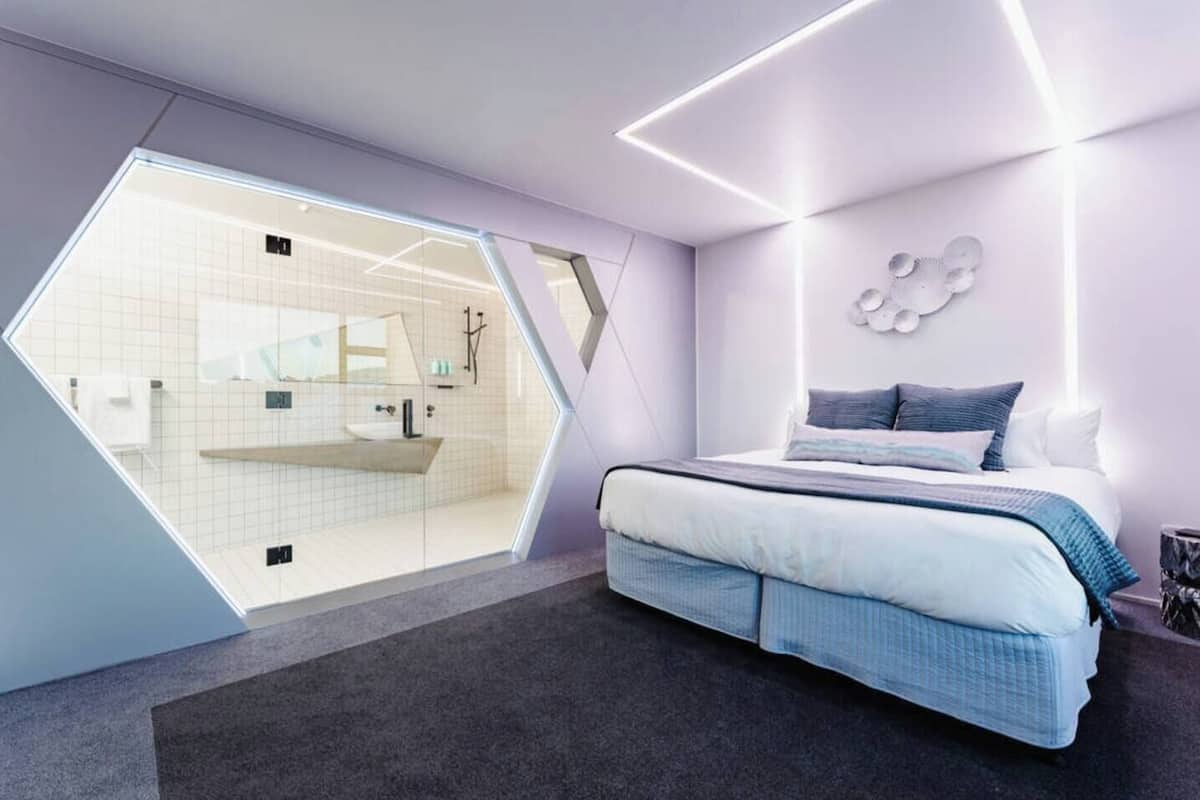 1 habitación, espacio para trabajar con laptop y cortinas blackout