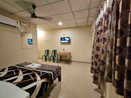 Desk, laptop workspace, soundproofing, free WiFi