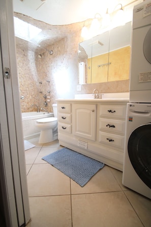 Whirlpool, Haartrockner, Handtücher, Seife