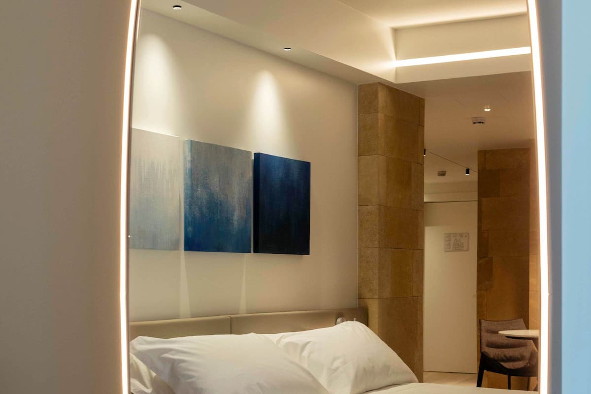 1 bedroom, Egyptian cotton sheets, premium bedding, memory-foam beds