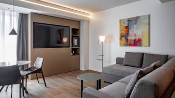 Deluxe-Suite | Wohnbereich | 65-Zoll-Flachbildfernseher mit Satellitenempfang