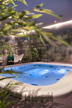 Couples treatment rooms, sauna, hot tub, steam room, Turkish bath