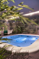 Salas para tratamentos a dois, sauna seca, banheira de hidromassagem