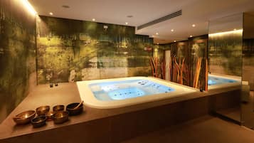 Salas de tratamiento para parejas, sauna y tina de hidromasaje