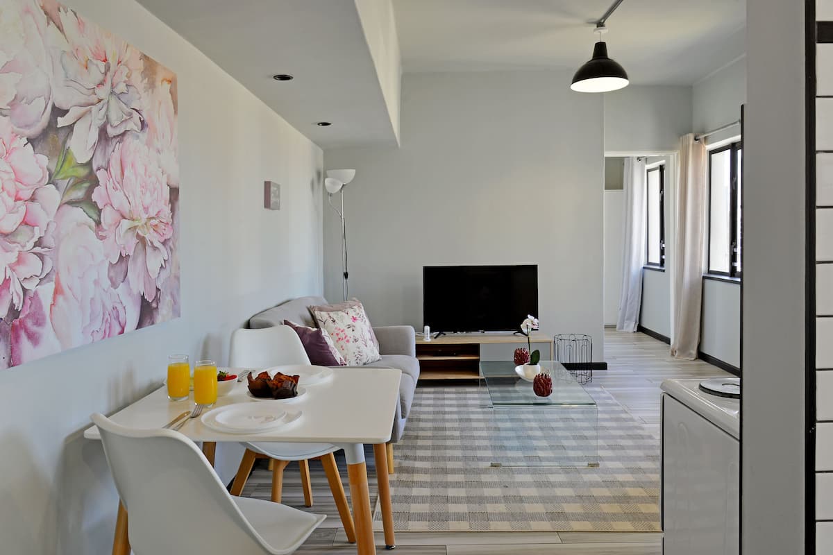 Deluxe Suite | Laptop workspace, blackout drapes, iron/ironing board (on request)