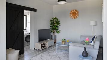 Superior suite | Woonruimte | Een 32-inch smart-tv met digitale zenders en streamingdiensten