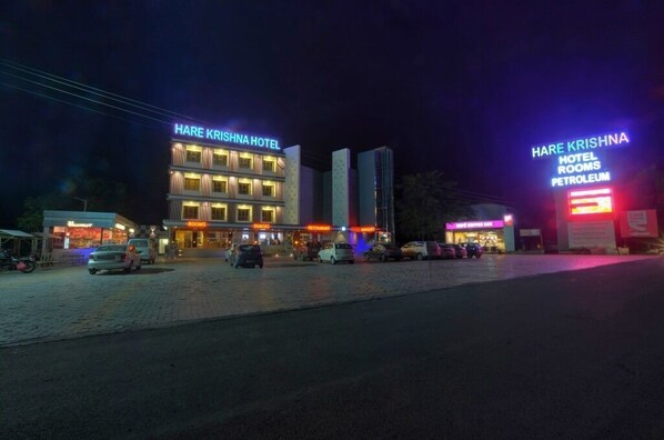 Un hotel de varios pisos con un letrero llamativo que dice "Hare Krishna Hotel".