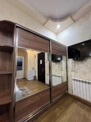 Deluxe Triple Room | In-room safe, soundproofing, free WiFi, bed sheets - SANAPIRO (Tbilisi)