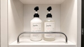 Ducha, artículos de higiene personal de diseño y secador de pelo