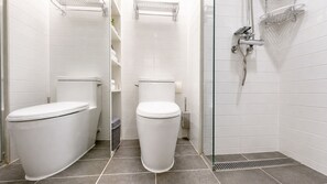 Een douche, designer toiletartikelen, een haardroger, pantoffels