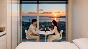 A room with a large window, a round table, and two chairs. - Yeongjong Shine Hotel (Incheon)