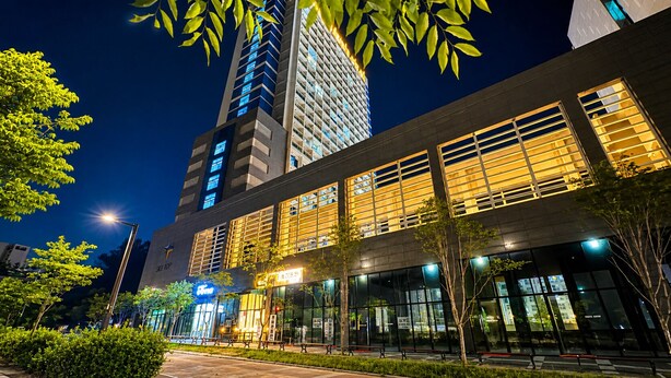A modern building with large windows, a Sky Top sign, and a visible restaurant sign. - Yeongjong Shine Hotel (Incheon)