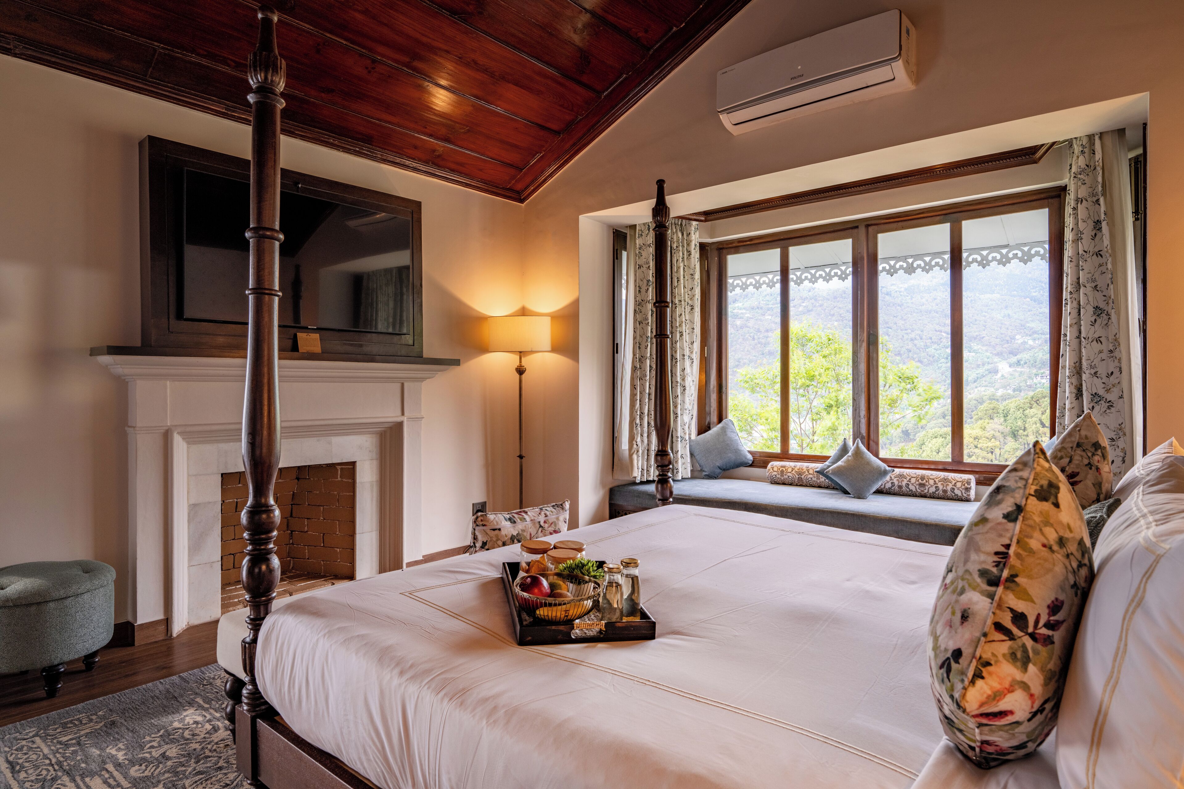 Premium bedding, down comforters, free minibar, in-room safe