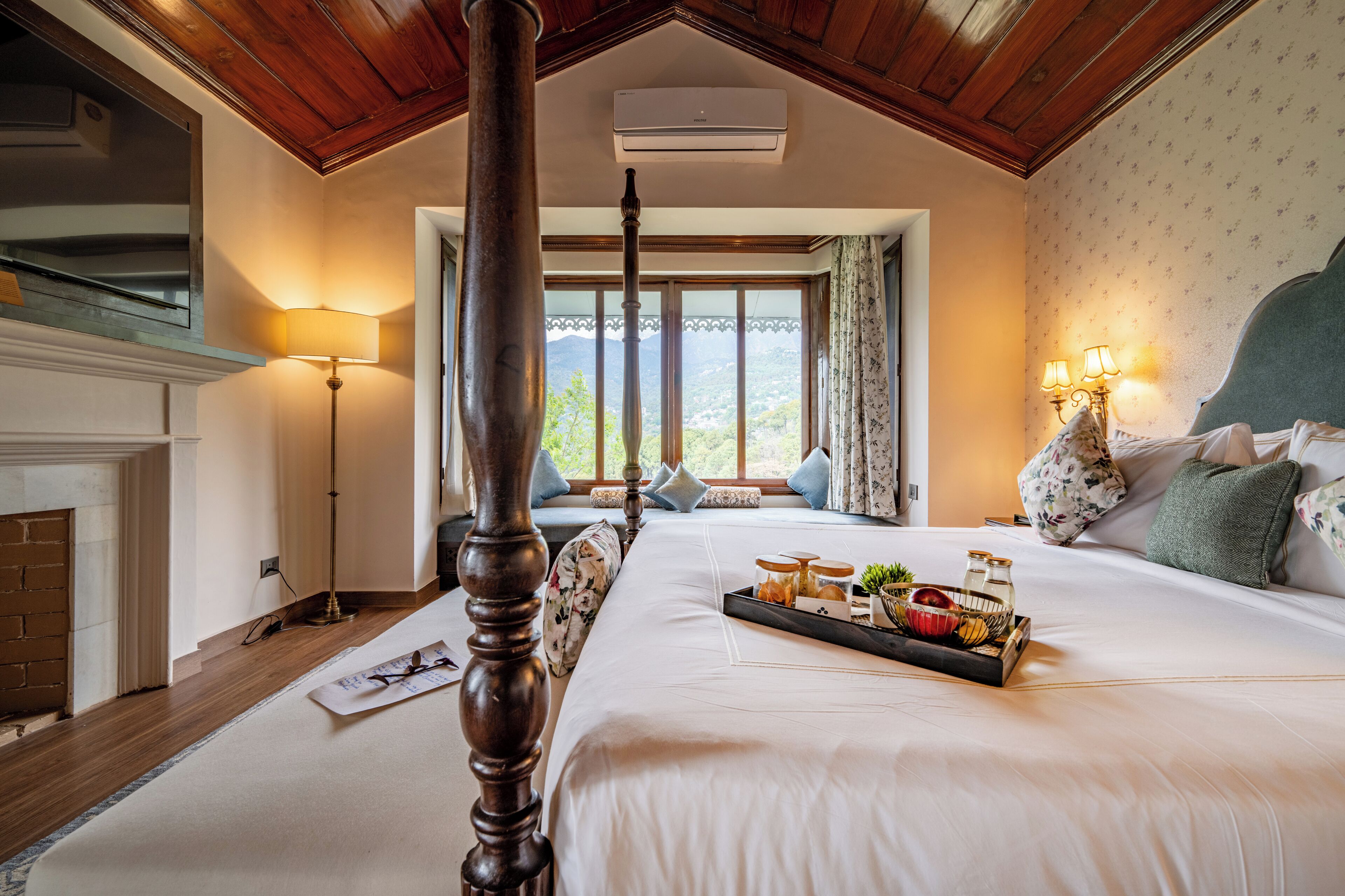 Sir Francis Premier Room | Premium bedding, down duvets, free minibar, in-room safe