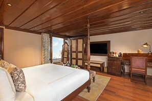 Sir Francis Premier Room | Seprai premium, selimut bulu angsa, minibar gratis, dan brankas