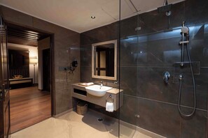 Shaw Deluxe Suite | ห้องน้ำ | ของใช้ในห้องน้ำฟรี, ไดร์เป่าผม, เส ื้อคลุมอาบน้ำ, ผ้าเช็ดตัว