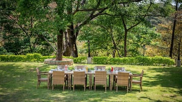 Breakfast, dinner, brunch served; garden views