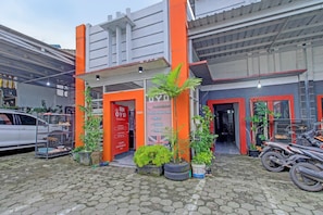 Front of property - OYO 3012 Coupis Guesthouse Syariah (Pare)