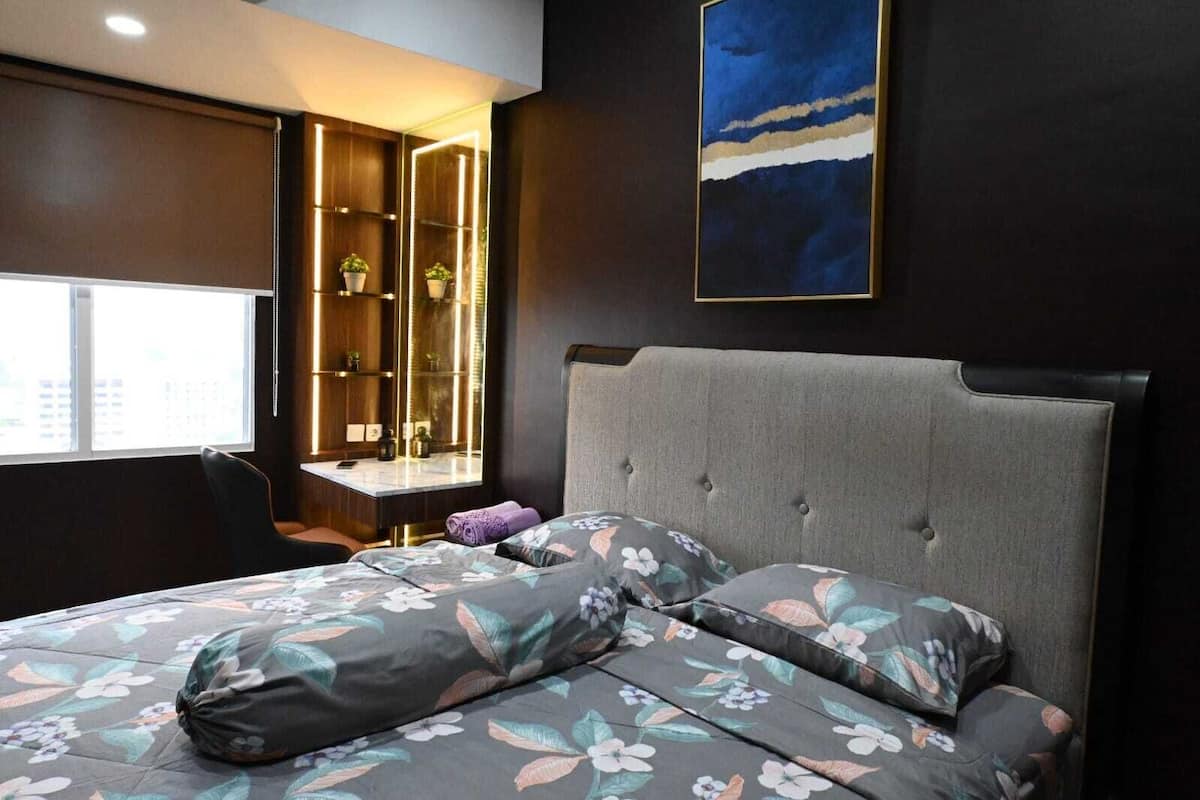 3 bedrooms, premium bedding, free WiFi, bed sheets