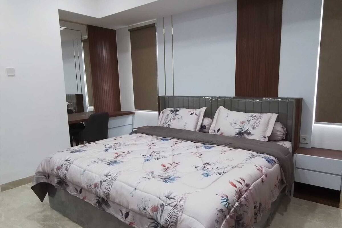 Ein Schlafzimmer mit einem Bett, einem Schreibtisch und einem Stuhl.