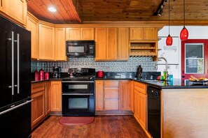 Refrigerador, microondas, horno y parrilla de estufa 