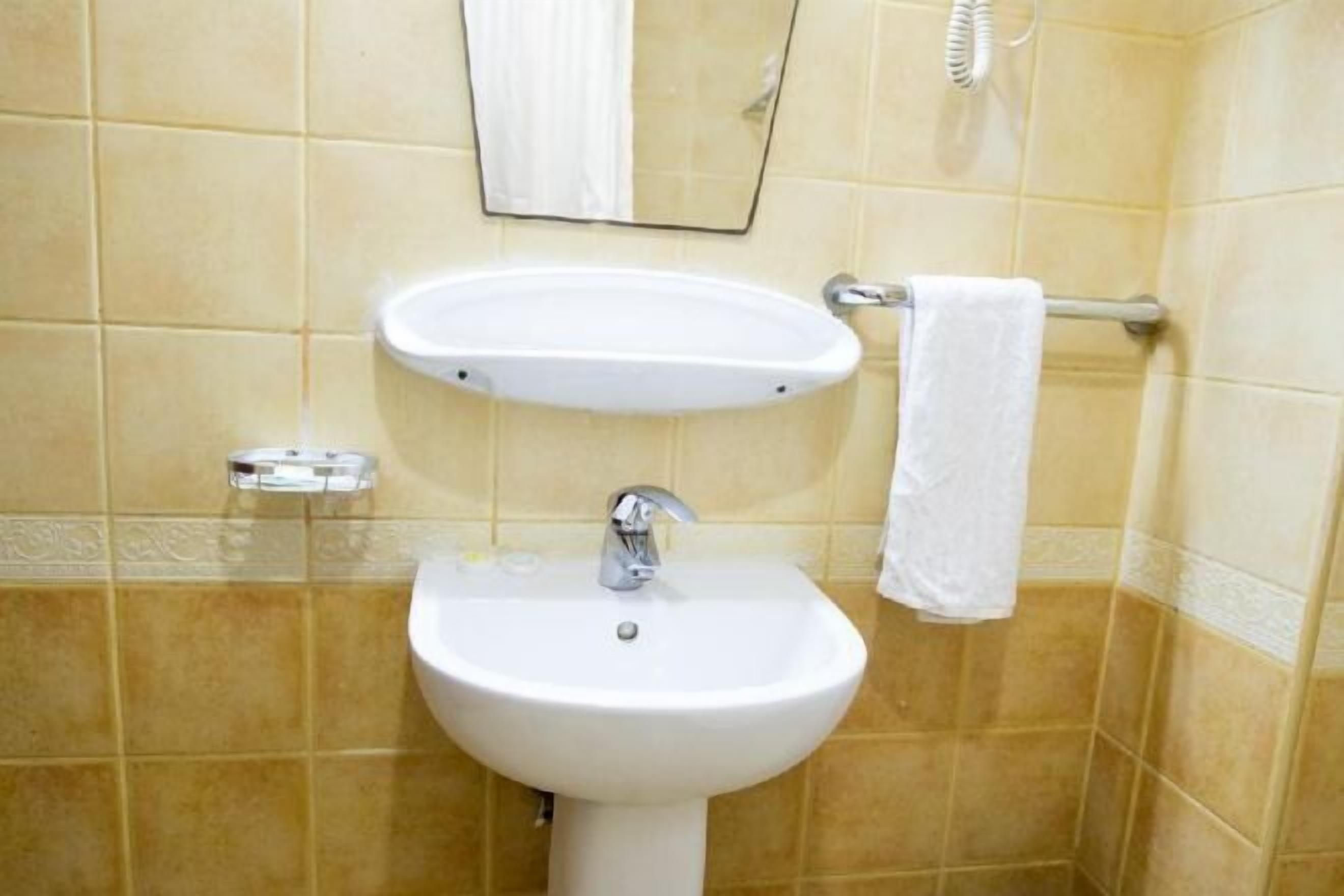 Badkamer | Een douche, gratis toiletartikelen, pantoffels, handdoeken