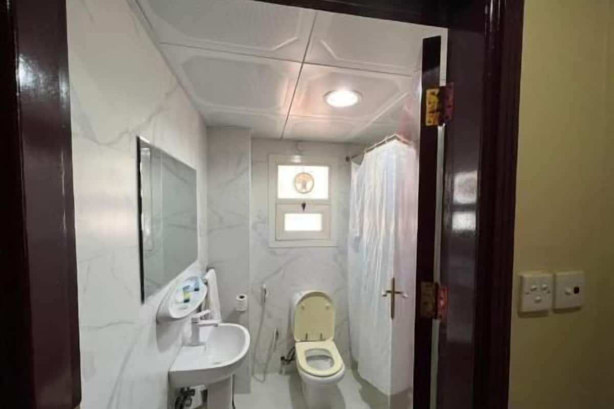 Baño | Ducha, artículos de higiene personal gratuitos, zapatillas y toallas