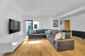 Apartamento (2 Bedrooms) | Área de estar | TV 40 polegadas com canais digitais