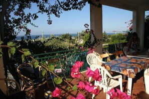 Outdoor dining - Villa Paisible + Piscine Privée et vue sur la mer (Puglia)