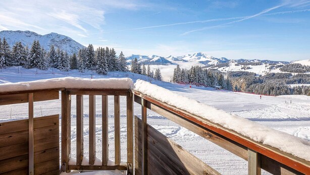 A wooden deck with a snow-covered landscape and mountains in the background. - Family apartment 6 pers. with balcony in Avoriaz (Avoriaz)