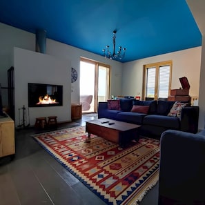 Takka, kirjoja, videokirjasto, stereot