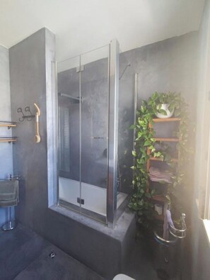 Shower, hair dryer, bidet, towels - Casa Natalia Mondello | Long Stay Vacation Rental in Sicily | Sea View & Terrace (Mondello)