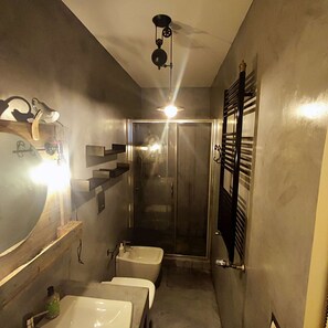 Douche, sèche-cheveux, bidet, serviettes fournies