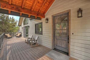 Terrace/patio - Living The Dream By Destination Big Bear: Newly Built High End Modern Mountain Home! Game Room! Hot Tub! (Big Bear Lake)