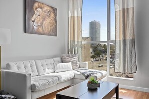TV, offices - Walk to Convention|Gym|Great for Mid Term Stay (San Diego)