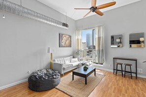 TV, offices - Walk to Convention|Gym|Great for Mid Term Stay (San Diego)